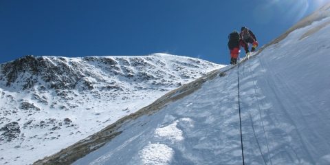 O expediţie pe Everest va verifica dacă vârful s-a micşorat