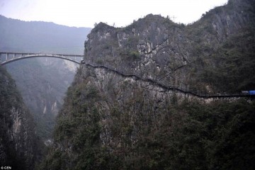 Foto: http://www.dailymail.co.uk/news/peoplesdaily/article-2991471/New-route-inaccessible-Chinese-mountain-set-open-tourists-beware-1500ft-drop.html
